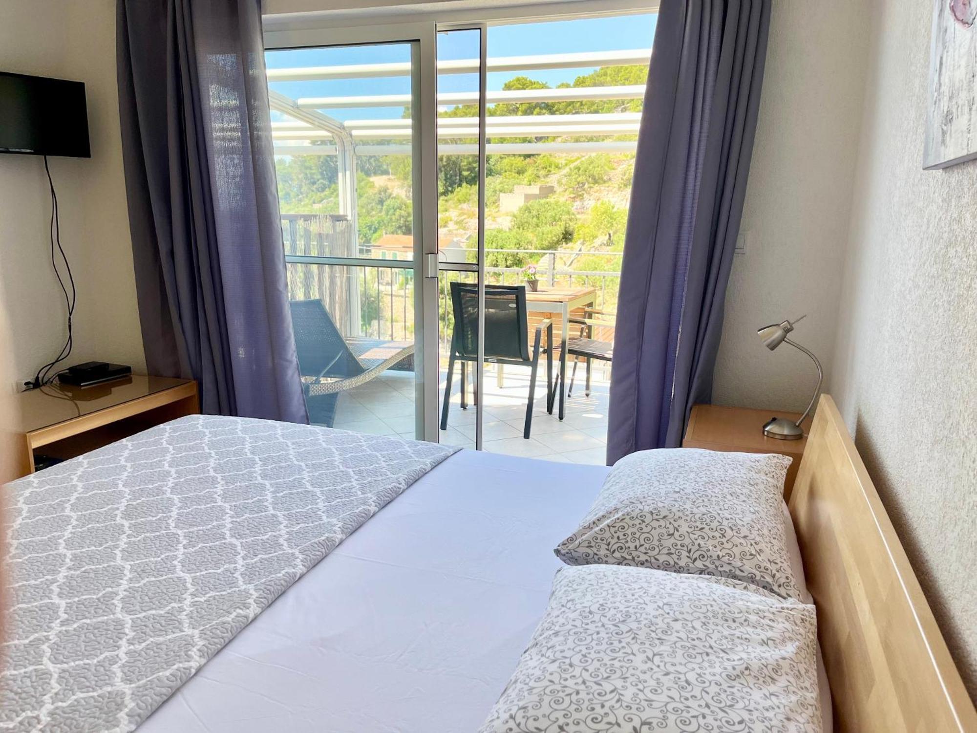 Paradise Apartments - Robinson Getaway Gdinj Екстер'єр фото
