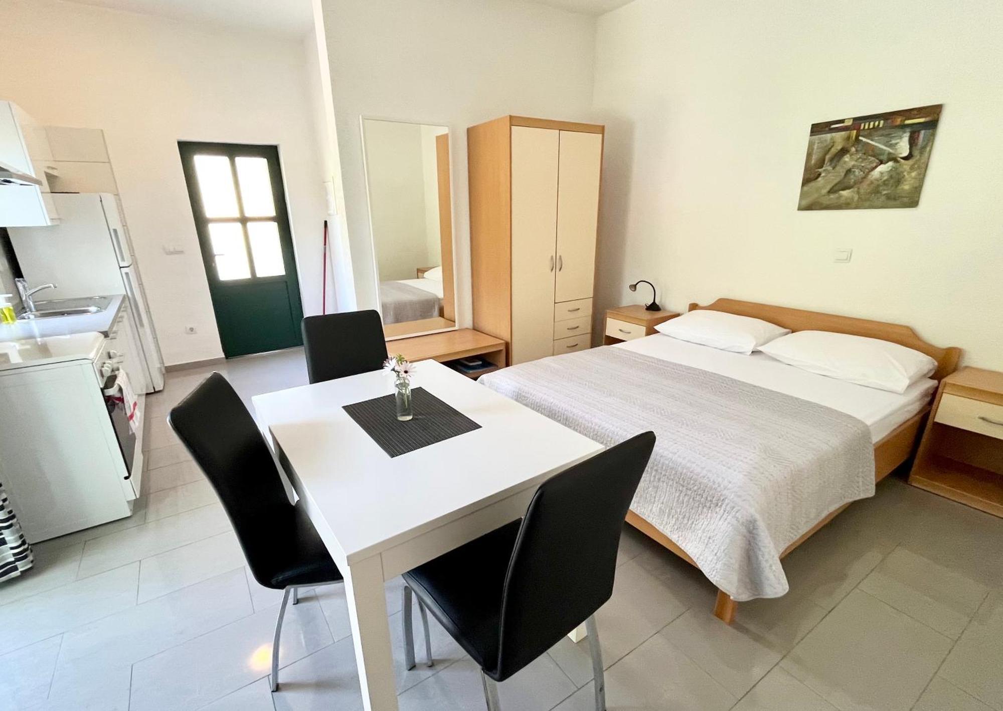Paradise Apartments - Robinson Getaway Gdinj Екстер'єр фото