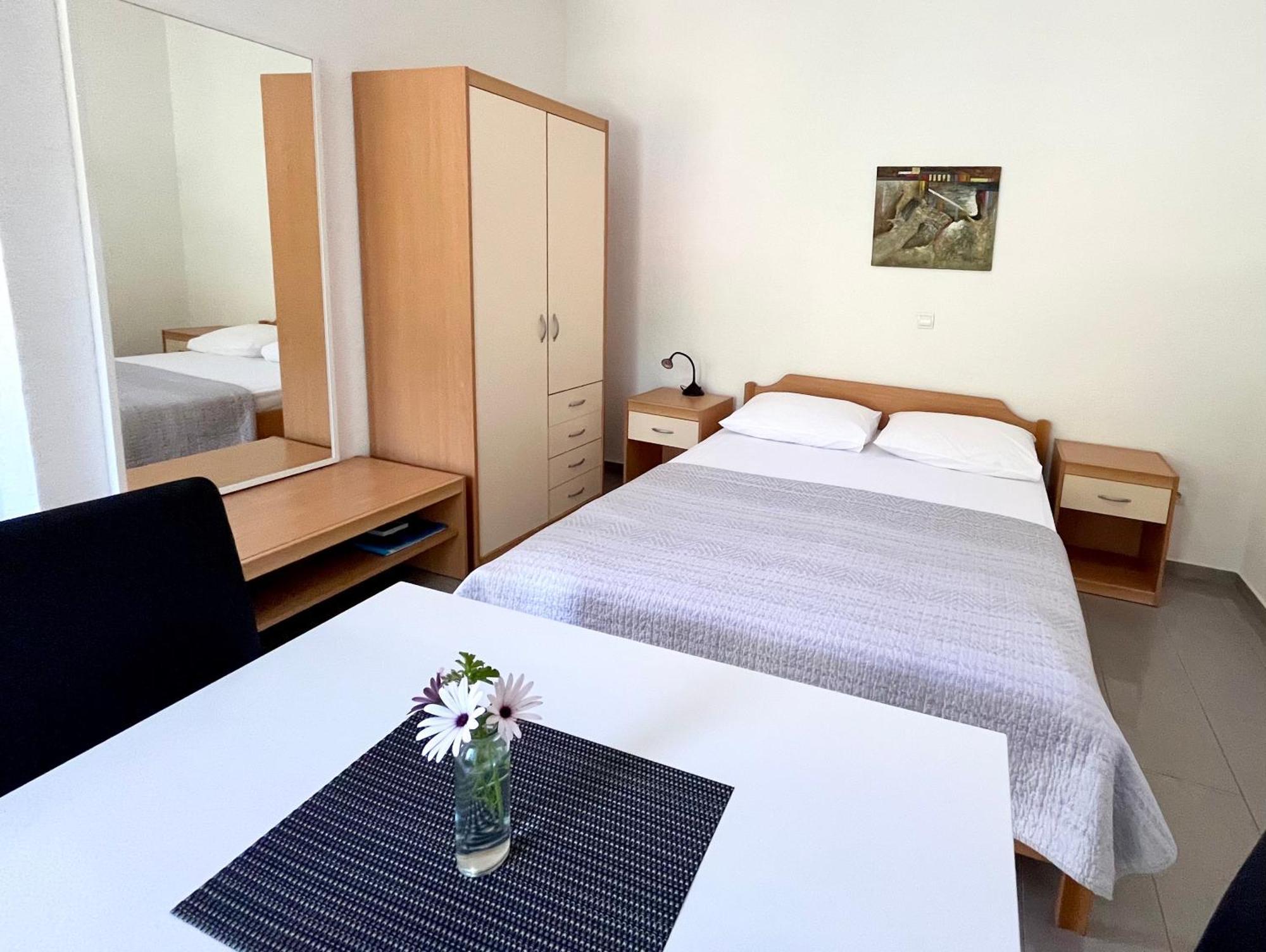 Paradise Apartments - Robinson Getaway Gdinj Екстер'єр фото
