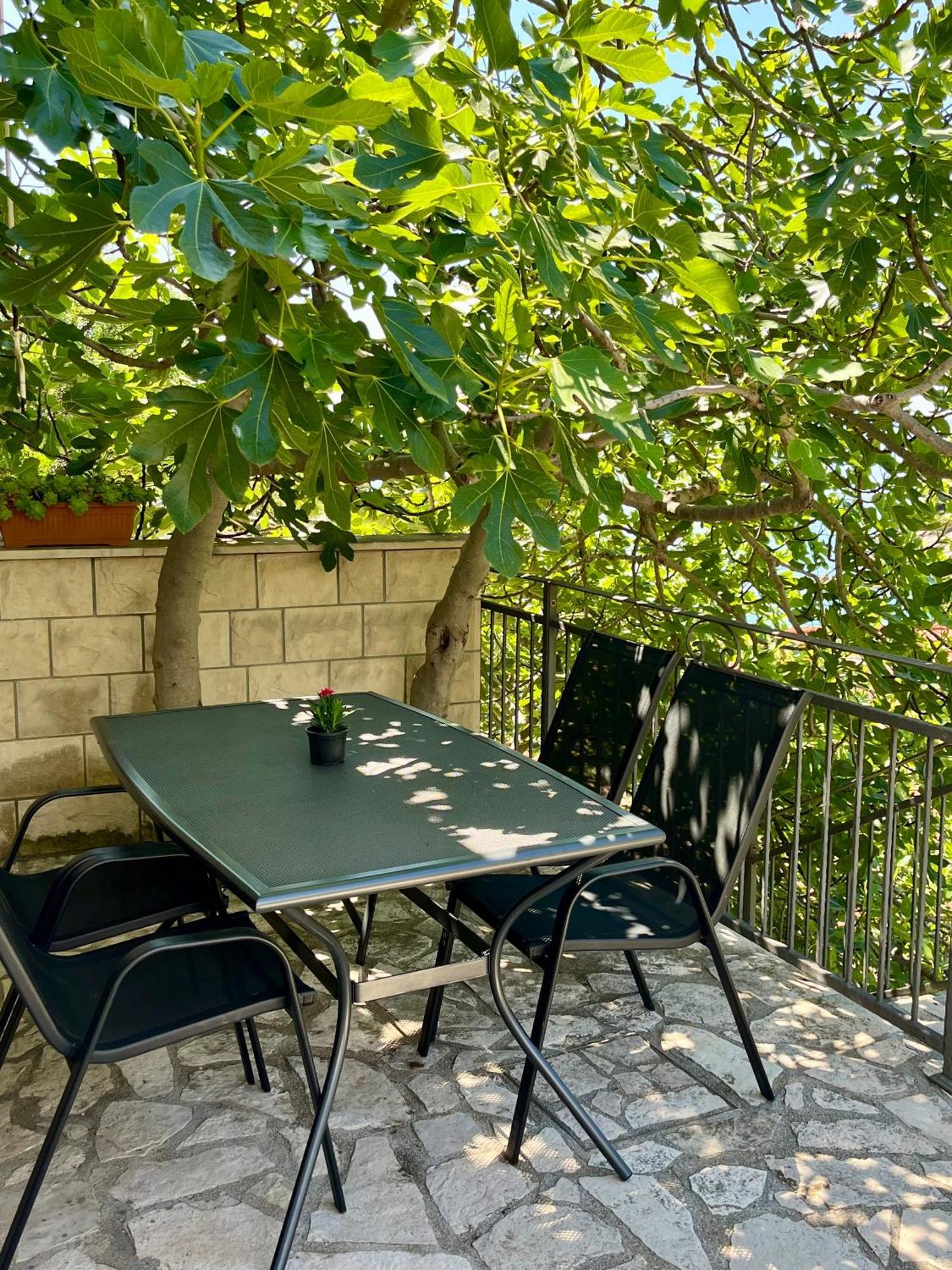 Paradise Apartments - Robinson Getaway Gdinj Екстер'єр фото