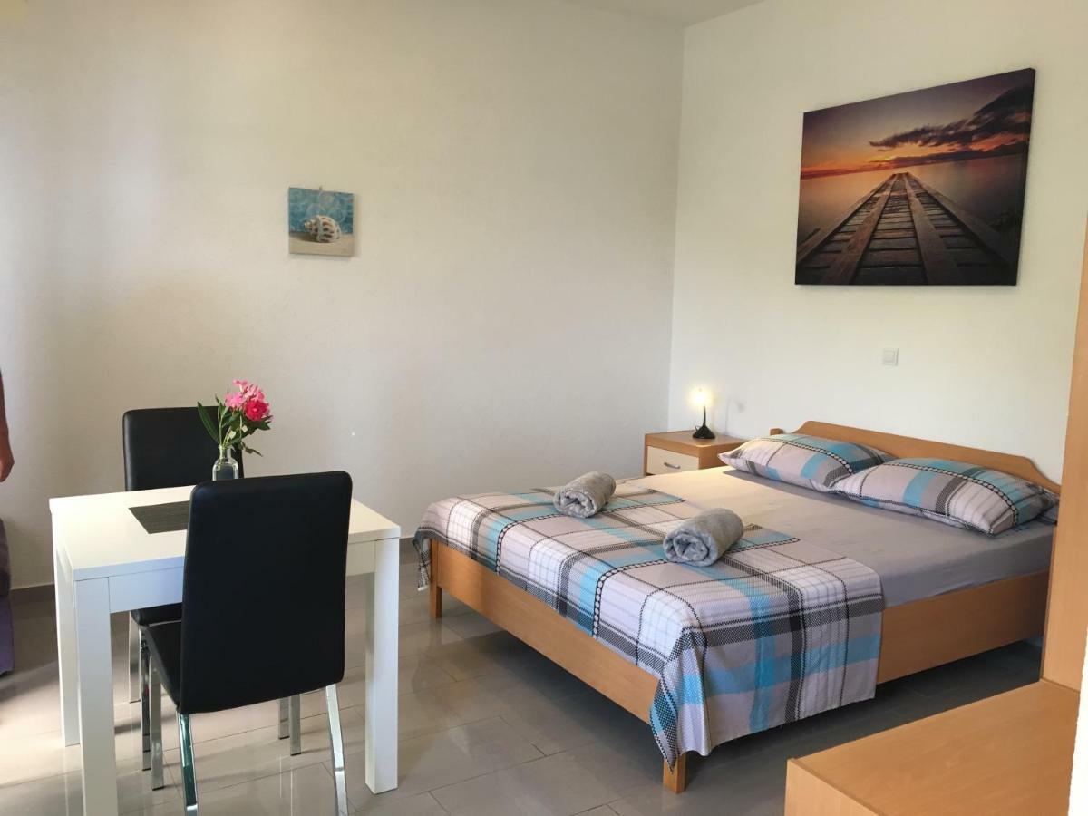 Paradise Apartments - Robinson Getaway Gdinj Екстер'єр фото
