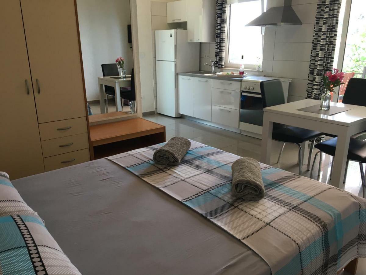 Paradise Apartments - Robinson Getaway Gdinj Екстер'єр фото